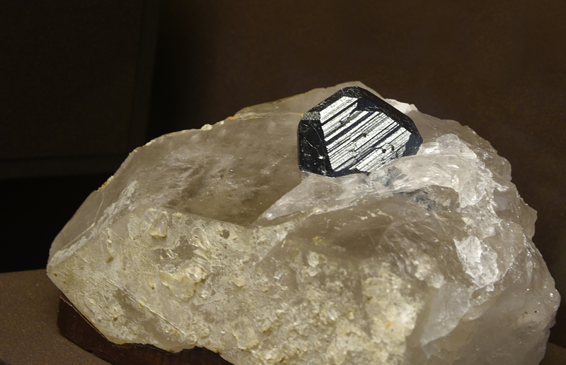 Hämatitkristall in Quarz| B: 7 cm; F: Cavradi, Tujetsch, GR 