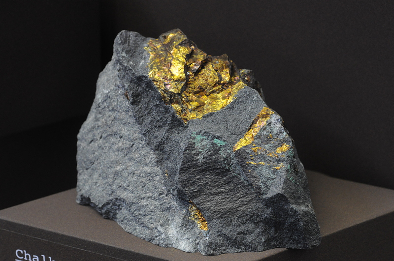 Chalkopyrit (Kupferkies)| B: 7 cm; F: Steinbruch Felsberg, GR 