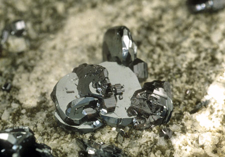 Komplexes Aggregat aus Rutil und Hämatit| Komplexes Aggregat aus orientiert verwachsenen Rutil- und Hämatit-Kristallen (Aggregatbreite 18 mm). Hier erfolgte zuerst eine orientierte Aufwachsung von Hämatit auf frühgebildetem kurzprismatischem Rutil. Später wuchs dann prismatischer Rutil orientiert auf Hämatit auf 