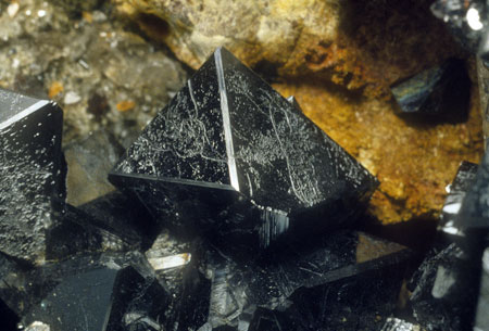 Grosse Magnetit xx| Magnetit xx (zentraler Kristall 18 mm Durchmesser), oberflächlich korrodiert 