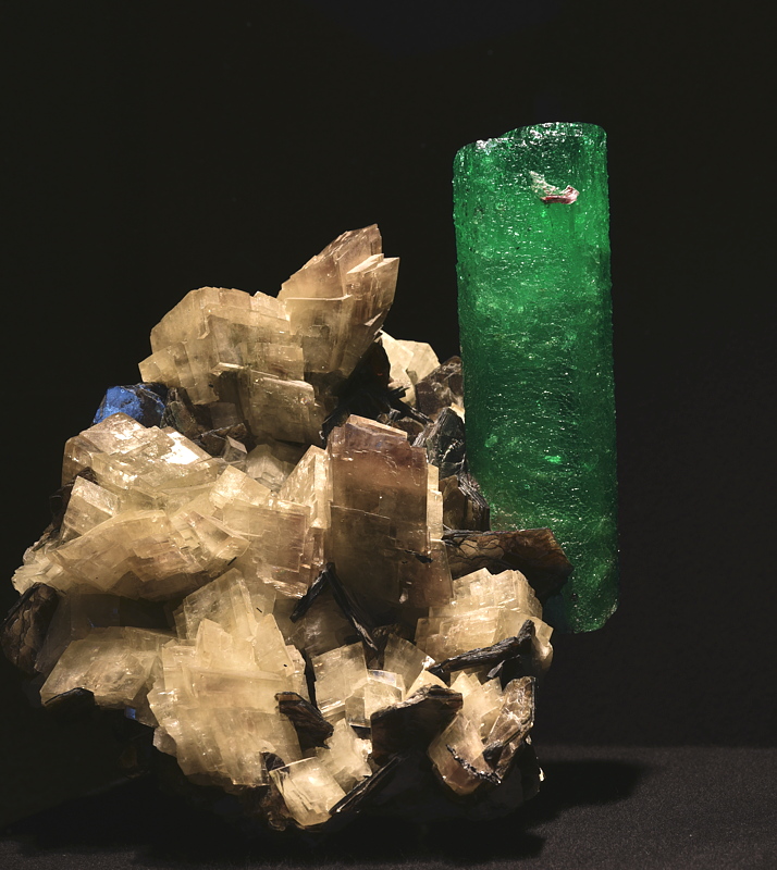 Smaragd mit Calcit| LK: 12 cm; F: North Carolina, USA; Sammlung: Houston Museum of Natural Science 
