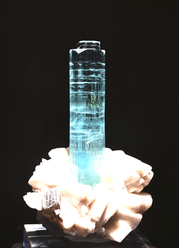 Aquamarin auf Albit| H: 16.1 cm; F: Shigar Valley, Gilgit-Baltistan, Pakistan; Sammlung: Euene S. Meieran