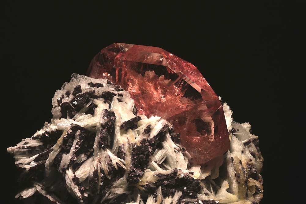 Detailansicht Morganit| BK: 12 cm; F: Pederneira Mine, Minas Gerais, Brasilien; Sammlung: Houston Museum of Natural Science 