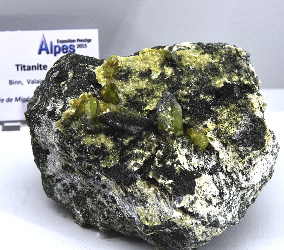 grüner Titanit auf Matrix| B: ca. 10 cm; F: Binn, VS, CH; Sammlung: Musée de Minéralogie, Mines Paris Tech 