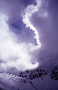 Wunderbare verschneite Bergwelt, - die Sonne grüsst kurz durch die Wolken.