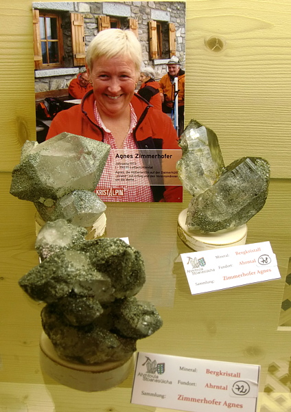 Bergkristall mit Bild der Finderin| H: 14 cm; F: Ahrntal; Sammlung: Agnes Zimmerhofer. 