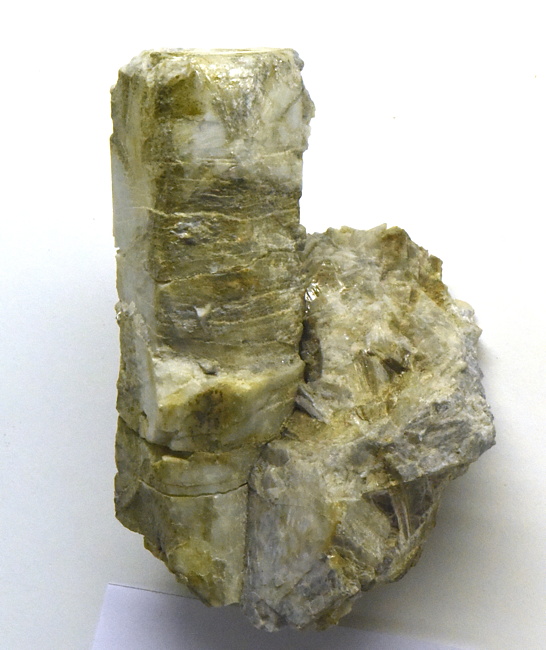 olivgrüner Beryll| H: 10 cm; F: Masul; Sammlung: Norbert Ladurner 