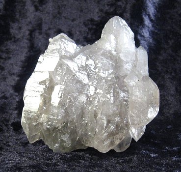 Helle Rauchquarze| Klare, parallel verwachsene, helle Rauchquarz-Kristalle als Schwimmer. Breite 8,5 cm.