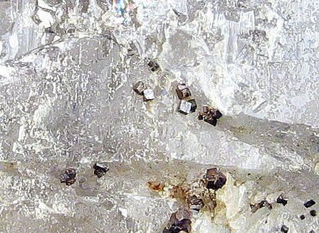 Detailbild: kleine Pyritwürfel| auf Bergkristall-Doppelender (Sammlung A. Larghi)