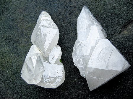 Zwei 'Verrückte'| 2 im wahrsten Sinne 'verrückte' Bergkristalle als Schwimmer, Höhe bis 6 cm. (Sammlung A. Larghi)