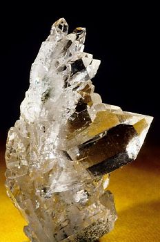 Gekrümmter Fadenquarz| mit klaren Kristallspitzen; H: 4cm