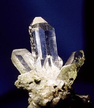 Wunderbares Kristallgrüppchen| schöner 'klassischer' Aufbau mit wenig Chlorit. Fundort: Steinhüshorn (BE); Kristallänge: 3.5cm.