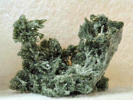 Tremolit mit Pyrit| B: 8 cm; Fundort: Untersulzbachtal; Finder: Willi und Martin Stachl 