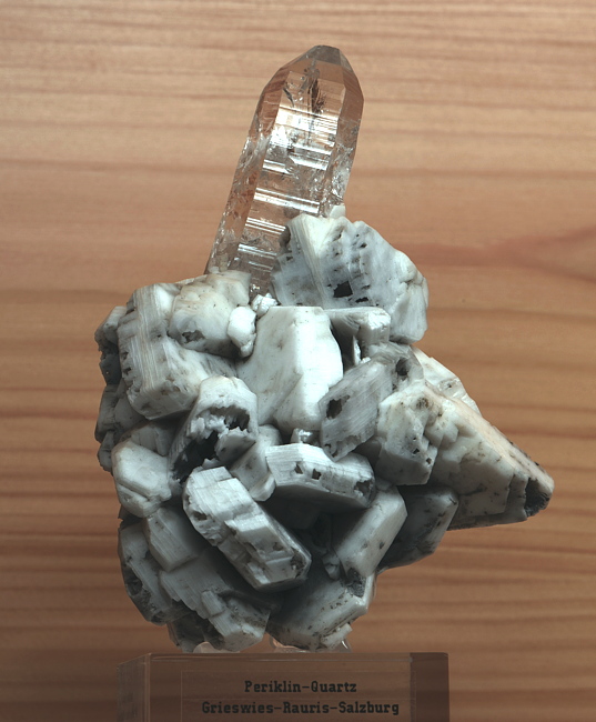 Quarz auf Periklin| B: ca. 8 cm, F: Grieswies, Rauris; Sammlung: Stefan Weghofer 