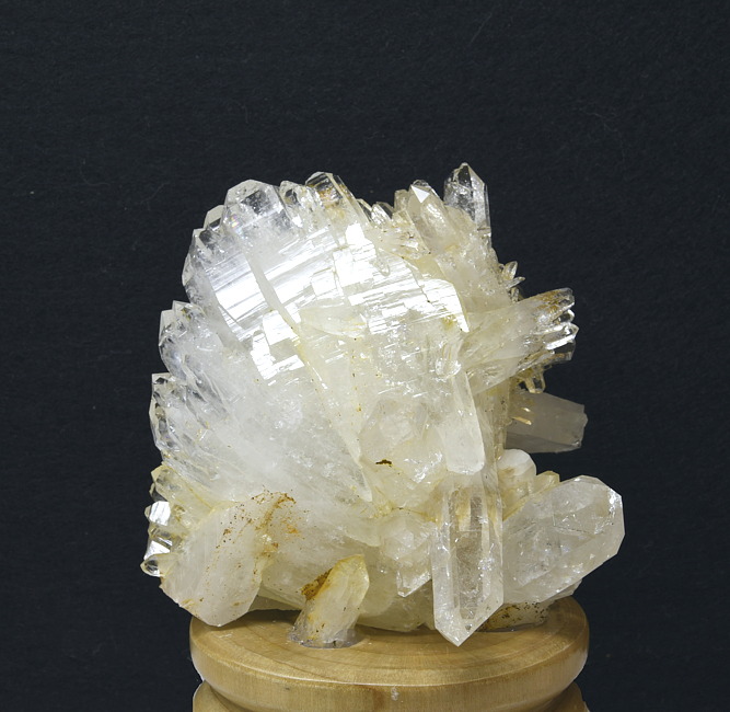 Quarzgrüppchen mit gebogenen Kristallen| B: 7 cm; F: Rauris; Finder: Helmut und Erwin Zinkl