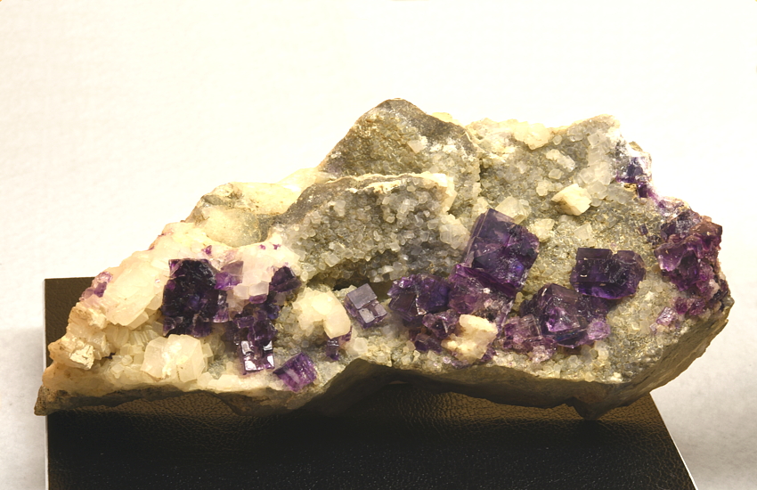 Violette Fluorite mit Calcit| B: 11 cm; F: Unterlaussa, Steiermark; Sammlung: Erzabtei St. Peter, Salzburg (#13947)