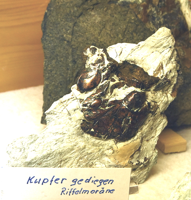 Kupfer gediegen| H: 10 cm; F: Riffelmoräne; Sammlung Hans Hadlauer