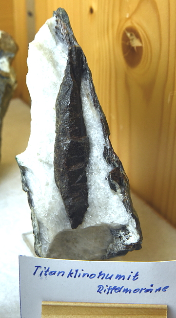 Titanklinohumit| H:8 cm; F: Riffelmoräne; Sammlung Hans Hadlauer