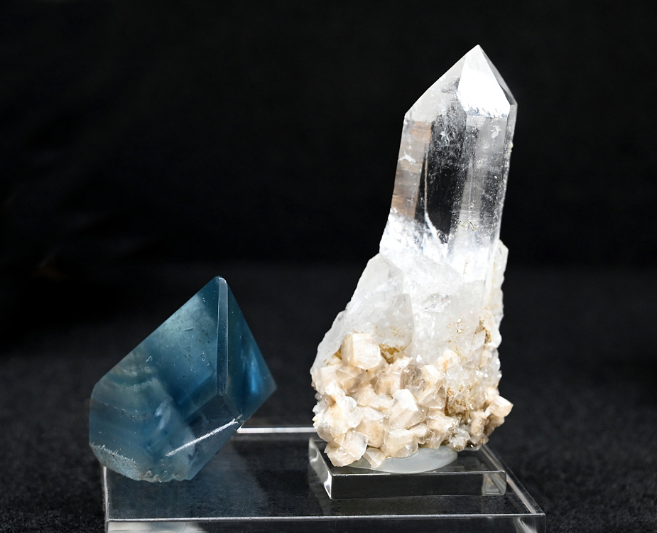 blauer Fluorit und Bergkristall| H:5 cm; F Fluorit: Weisseck; F Quarz: Zederhaus,Lungau; Finder: Anton Baier, Hans Lasshofer