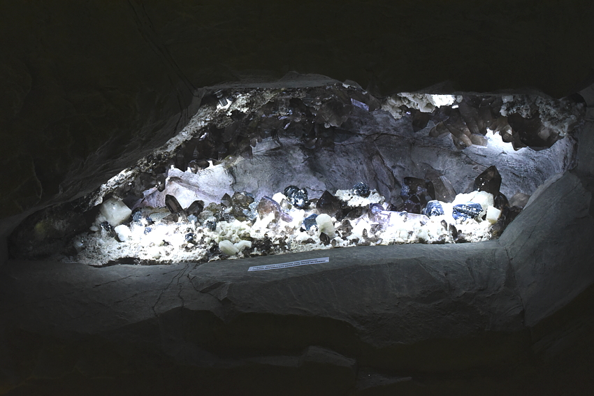 Kluft von der Fibbia, TI | mit Quarzen, Eisenrosen, Fluoriten und Adular; BB: 100 cm; (D75_1540.jpg)