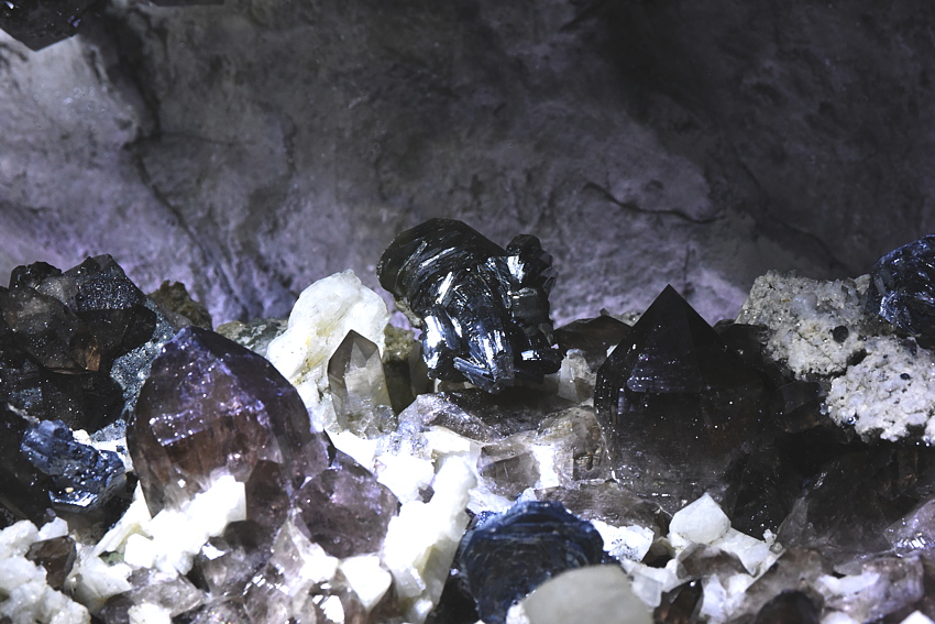 Teilansicht aus der Fibbia-Kluft | mit Rauchquarz, Eisenrosen und Adular; BB: 20 cm; (D75_1544x.jpg)