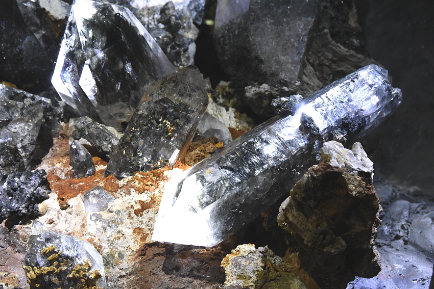 Teilansicht der Kluft von Pontino, Val Canaria, TI | Quarze mit Einschlüssen von Aktinolith und Amianth; BB: 50 cm; (D75_1560.jpg)