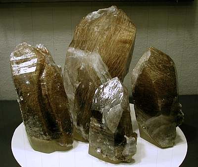 Rutilquarze - Piz Ault GR, vom berühmten Fund von 1896 nahe der Fuorcla da Patnaul (Höhe des grössten Kristalls: 30cm, 6.2kg).  Die Kristalle sind teils gebrochen und wieder verheilt und weisen einen wenig ausgeprägten Tessinerhabitus auf. 