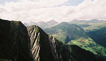 Steile Felsrunsen| und im Hintergrund der Piz Terri. Die schöne Aussicht entschädigt für den mühsamen Aufstieg. 