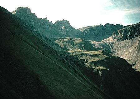Im steilen Gebiet im Val Lumnezia| (deutsch: Lugnez) - frühmorgens ist das Licht bläulich und einige Bergflanken liegen im Schatten. 