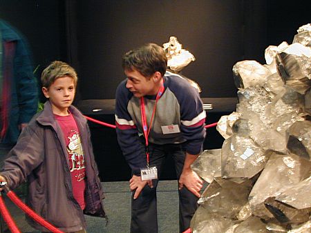Michael Flepp unterhält sich mit einem staunenden Jungen| an der Mineralienbörse Hamburg.