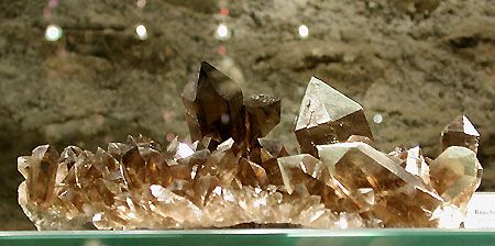 Rauchquarzgruppe teils mit Chlorit, Val Val, GR; B: 17cm; Leihgabe Museum La Truaisch, Sedrun