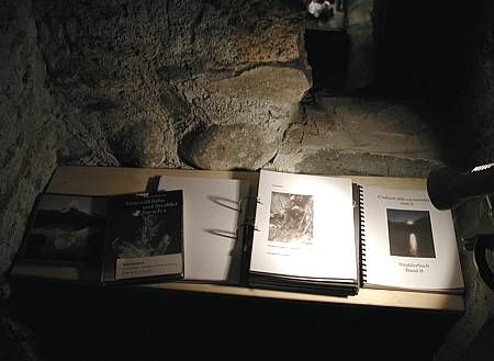 'Cudisch dils Cavacristallas', Strahlerbuch (2 Bände mit Bildern der Strahler aus der Region) und andere Literatur über die Strahler und Geologie der Gegend. 