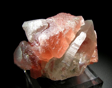 Rosafluorit| mit klaren aufgewachsenen Fluoritoktaedern und Quarz; Trient, Mont Blanc; H: 6.5cm (Sammlung Roger May)