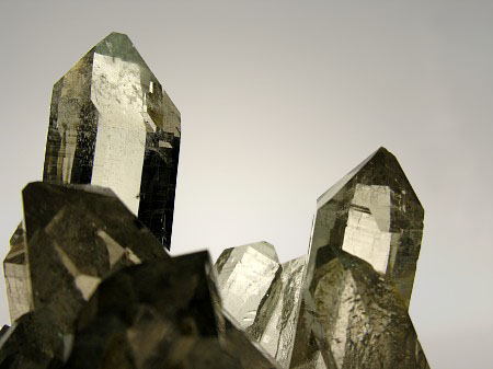 Klare Bergkristalspitzen, leicht rauchig| Marmotta-Kluft, Grimsel; B: 10cm (Sammlung Kristallmuseum Obergesteln)