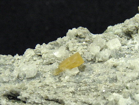 Kainosit|  Fundstelle heute von Stausee überflutet, Val Curnera, GR; BB: 4cm (Sammlung Mineralogische Sammlung, ETH-Z)