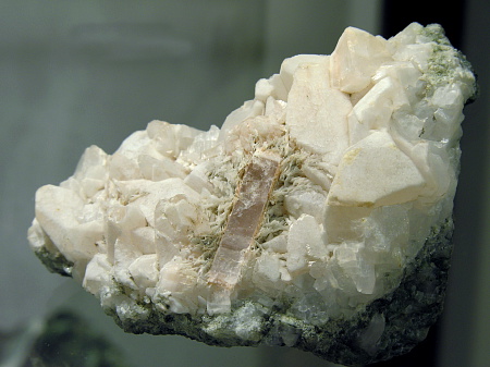 Lila Anhydrit-Kristall mit Calcit| Gotschna-Tunnel, Klosters, Serneus, GR; B: 7cm (Sammlung Jürg Probst)