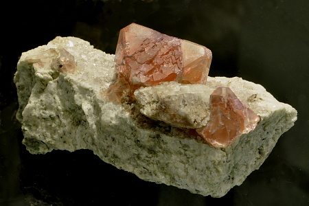 Rosafluorit auf Granit| schöne Oktaeder; F: Zinggenstock, BE; B: 12cm (Sammlung Hans Rufibach)