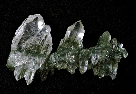 Fadenquarz-Gruppe| mit eingewachsenem Chlorit; F: Trift, BE; B: 11cm (Sammlung Ernst Kellenberger)