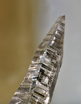 Spitziger Quarzkristall (Tessiner-Habitus)| F: Val Bedretto, TI;  LK: 7cm (Sammlung Johannes Dollinger)