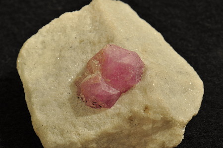 Rosa Korund-Kristall| (Po6784) F: Campolungo, TI;  B: 5cm (Sammlung ETH-Zürich)