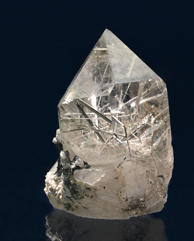 Bergkristall mit Anhydritröhren| H: 7 cm; F: Grimsel, BE; Sammlung: Lukas von Känel