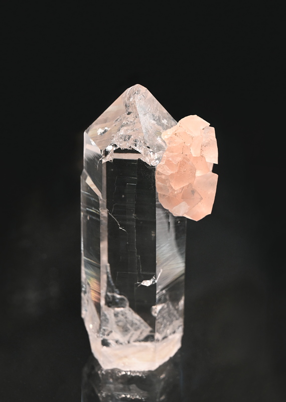 Rosafluorit auf hellem Bergkristall| H: 7 cm; F: Sommerloch, BE; Sammlung: Lukas von Känel