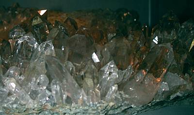 Dutzende schönster Quarzstufen, aus der Marmottakluft finden sich in den Vitrinen.