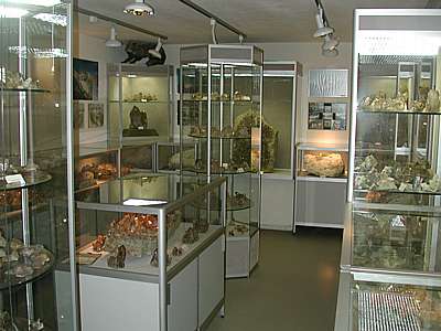 Ansicht des Museumraumes, - die Kristalle sind in Vitrinen übersichtlich ausgestellt. Die Tablare zweier sechseckiger Vitrinen im Zentrum des Raumes drehen sich und erlauben so eine 'Rundumansicht' der Exponate.