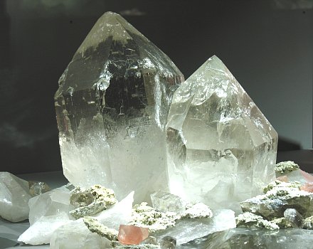 Zwei verwachsene dickprismatische klare Bergkristalle| H: 50cm; Fundort: Planggenstock, Göscheneralp (UR)