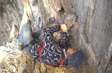 Spitzarbeit liegend am Seil| auf einem kleinen Felsvorsprung an exponierter Stelle in der Cavradischlucht