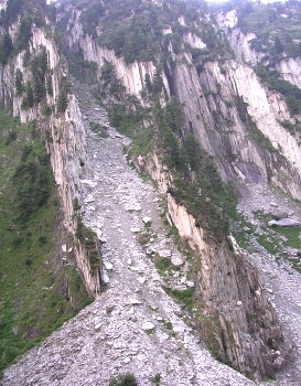 Remigi's Fundstelle in der Val d'Arschella| (Cavradischlucht). Die Fundstelle liegt in Bildmitte auf der rechten Rippe. 