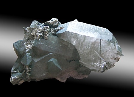 Chloritisierte Kristallstufe mit Anhydridröhren| B: 16cm