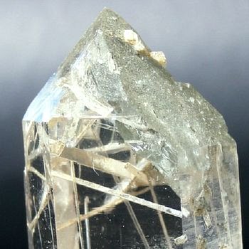 Detailansicht: Anhydritröhren in Quarz| und oben sitzen kleine Chabasite auf. Bildausschnitt: 2.5cm