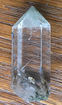 Typischer klarer Quarz| mit wenig Chlorit auf den Pyramidalflächen aus den Funden im Riental (L: 5cm)